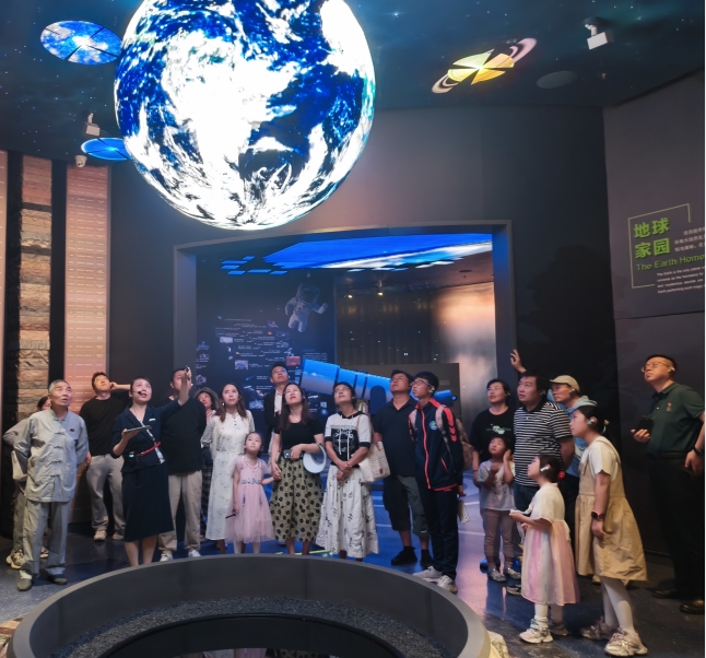 8月16日，機(jī)關(guān)黨支部組織黨員、青年員工及少年兒童赴青海省自然博物館開展“貫徹新發(fā)展理念 守護(hù)美麗青?！敝黝}黨日活動(dòng)。.png